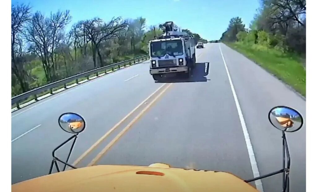 Ανατριχιαστικό βίντεο: Η στιγμή που φορτηγό χτυπά σχολικό λεωφορείο γεμάτο με παιδιά