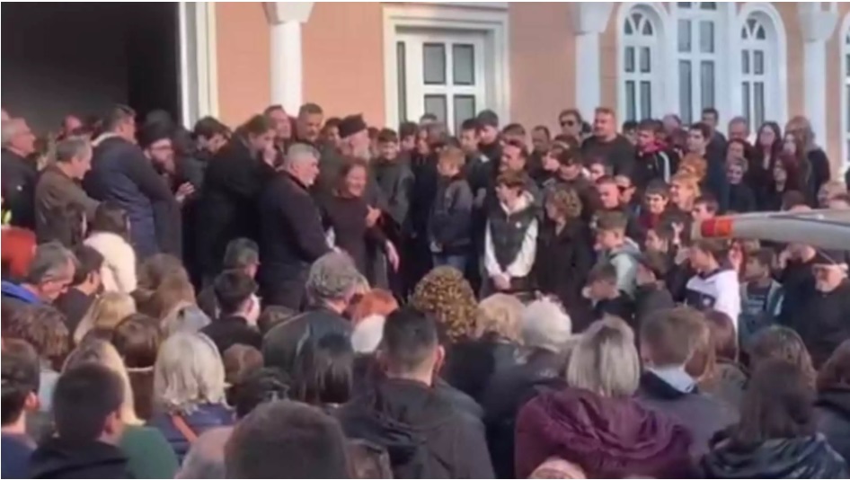 Αλεξανδρούπολη: Σπαρακτικές εικόνες στην κηδεία του 14χρονου  Γιάννη που σκοτώθηκε για μία selfie-Λύγισε και ο Μητροπολίτης Άνθιμος