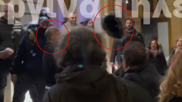 Θεσσαλονίκη: «Έχουν πάρει το καπέλο μου, μην κάνεις κάτι και σε βρουν» – Τα πρώτα λόγια του αστυνομικού που χτυπήθηκε από κουκουλοφόρο