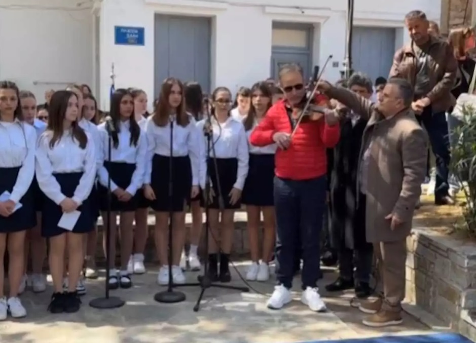 25η Μαρτίου: Συγκίνηση στην Εύβοια – Βιολιστής έπαιξε τον εθνικό ύμνο