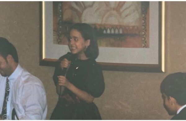 Αναγνωρίζετε το κοριτσάκι της φωτογραφίας; Είναι μια από τις πιο αγαπημένες Ελληνίδες τραγουδίστριες!