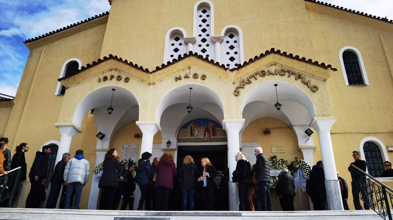 Aπέραντος πόνος στο τελευταίο αντίο στον 40χρονο που δολοφονήθηκε από τον πεθερό του στη Νίκαια-Ξέσπασε σε λυγμούς η σύζυγος του μόλις είδε το φέρετρο