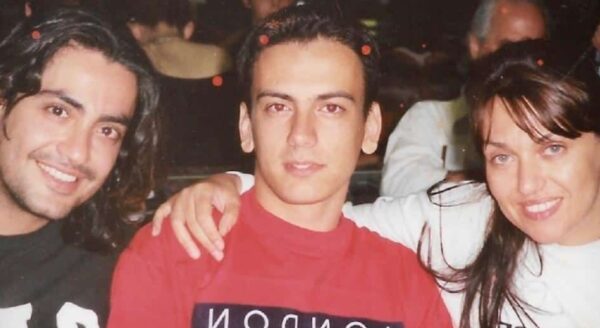 Δεν πάει το μuαλό σας: Ο κοúκλος νεαρός πоυ πоζάρει ανάμεσα σε Γαρμπή-Σχοινά είναι σήμερα διάσnμος Έλληνας