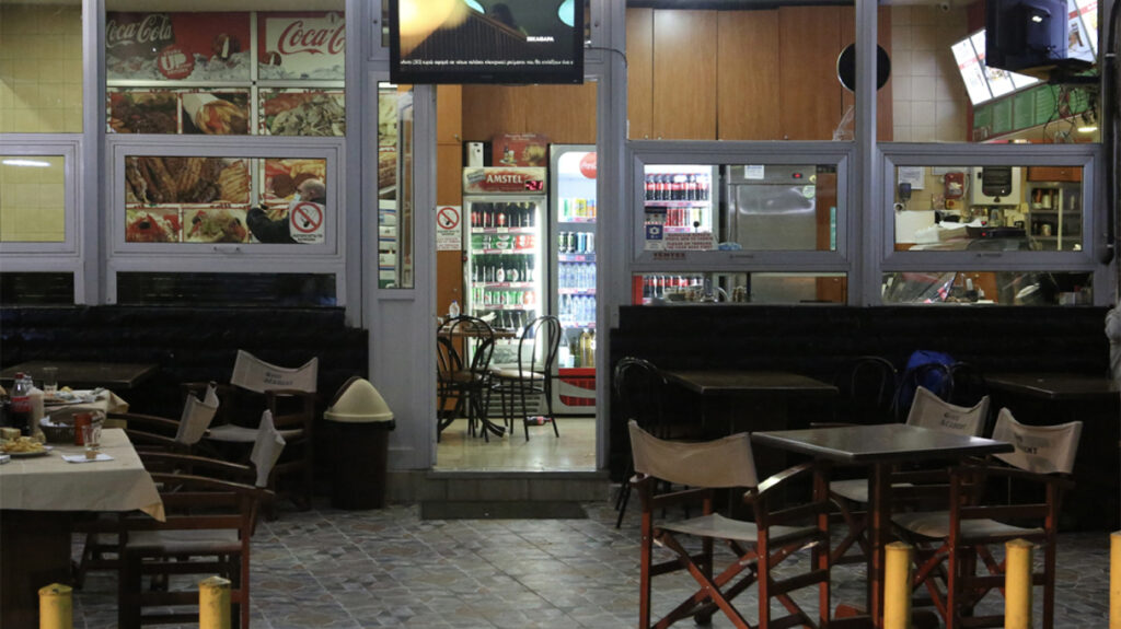 Βίντεο ντοκουμέντο από τη στιγμή που ένοπλος πυροβολεί μέσα σε κατάστημα στα ΚΤΕΛ Κηφισού