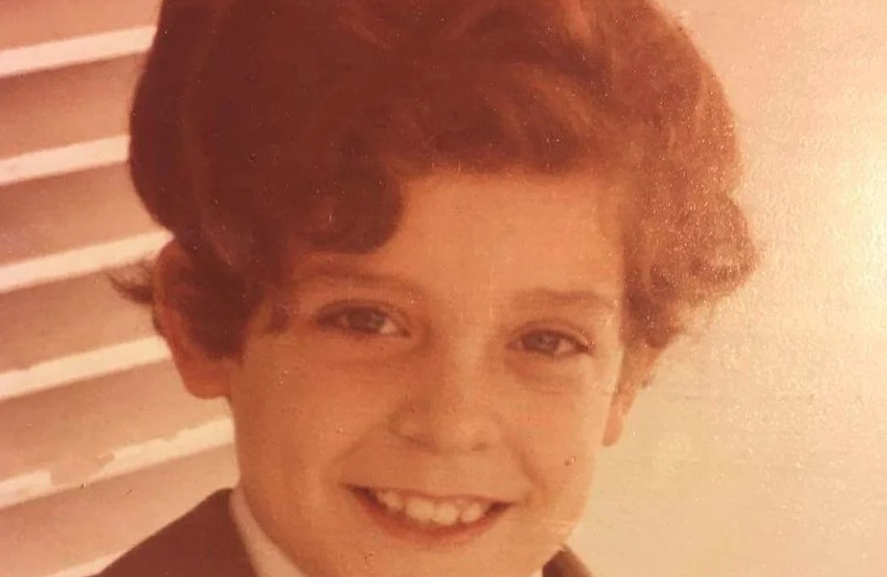 Αναγνωρίζετε το παιδάκι της φωτογραφίας; – Είναι από τους πιο γνωστούς και αγαπημένους Έλληνες ηθοποιούς