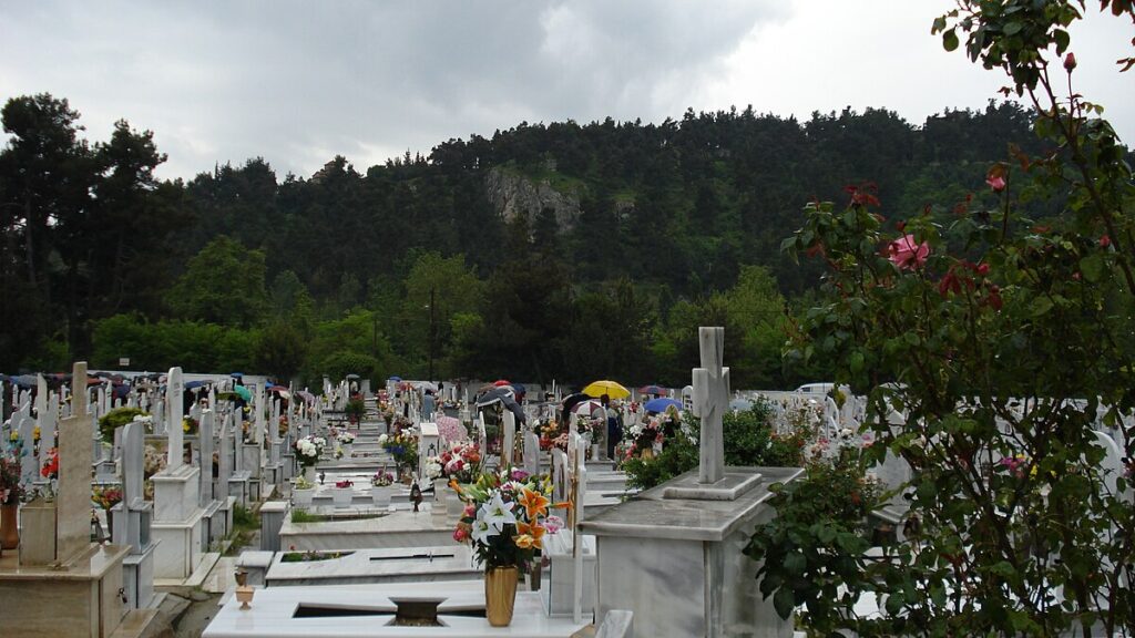 Ανατριχίλα στο νεκροταφείο της Λάρισας: Άνοιξαν τους τάφους & δεν πίστευαν στα μάτια τους με αυτό που αντίκρισαν