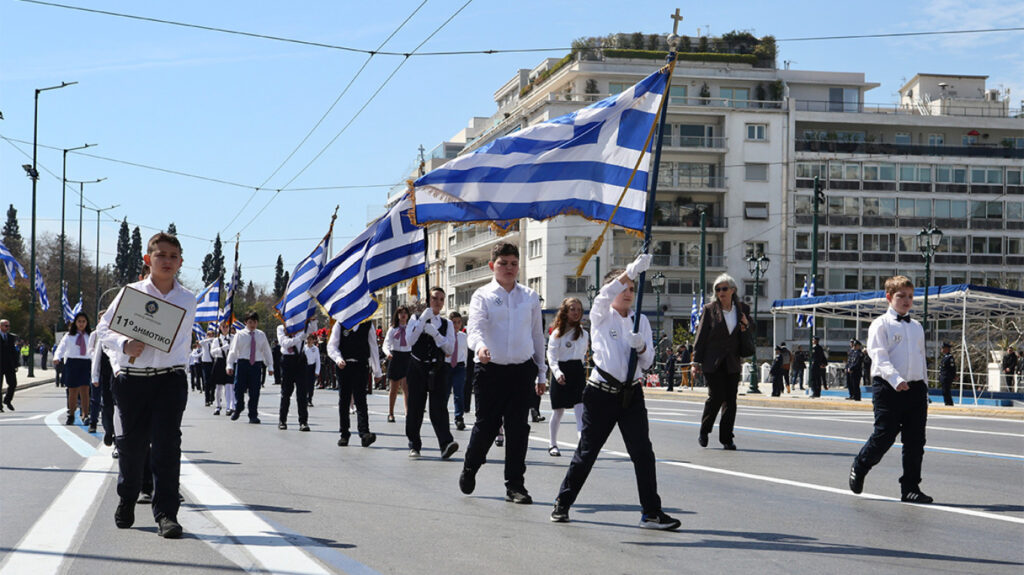 25η Μαρτίου: Μαθητική παρέλαση στην Αθήνα – Μεγάλη η συμμετοχή από 230 σχολεία της Αττικής