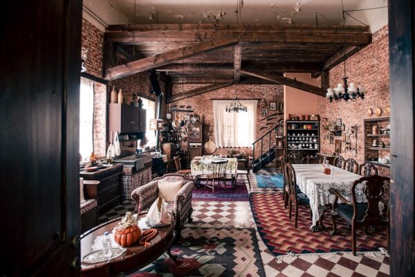 Ψυχοκόρες: Η σκηνογράφος της σειράς, Χρύσα Δαπόντε, μας ξεναγεί στα σπίτια των οικογενειών Κοτρώτση, Αρδίτη και Νάτση