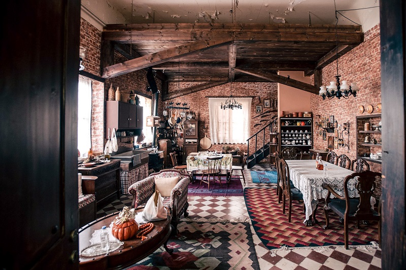 Ψυχοκόρες: Η σκηνογράφος της σειράς, Χρύσα Δαπόντε, μας ξεναγεί στα σπίτια των οικογενειών Κοτρώτση, Αρδίτη και Νάτση