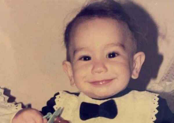 Αναγνωρίζετε το μωράκι της φωτογραφίας; – ‘Ηταν πρωταγωνιστής στη σειρά «Οι Πανθέοι»