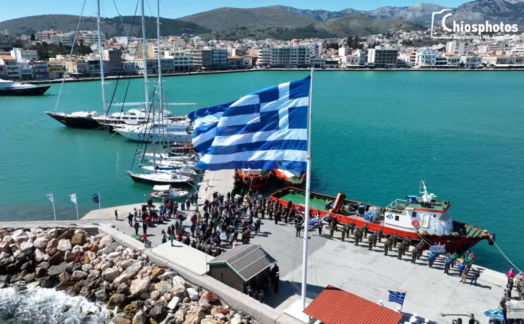 Επέτειος 25ης Μαρτίου: Υψώθηκε τεράστια ελληνική σημαία στο λιμάνι της Χίου – Δείτε βίντεο