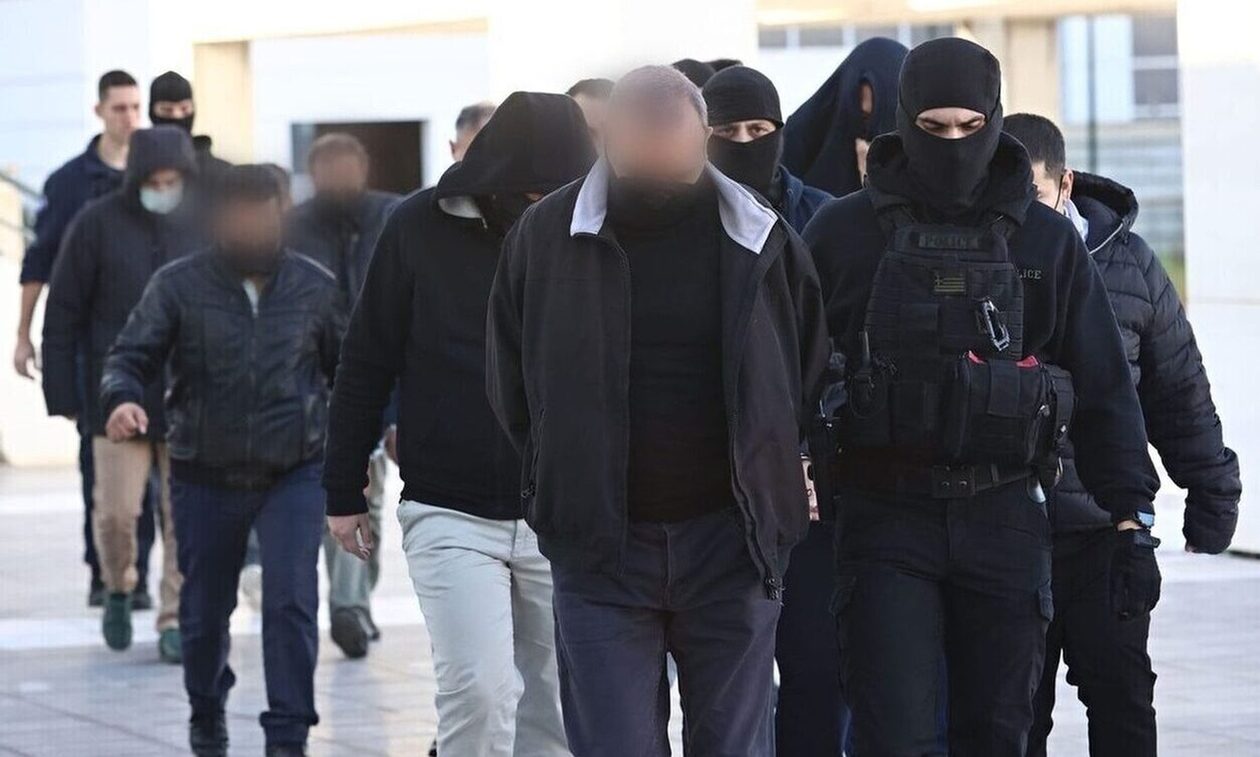 Κολωνός: «Σου βιάζεται η αδελφούλα σου και το τέρας υποστηρίζει πως ήταν ερωτευμένος»