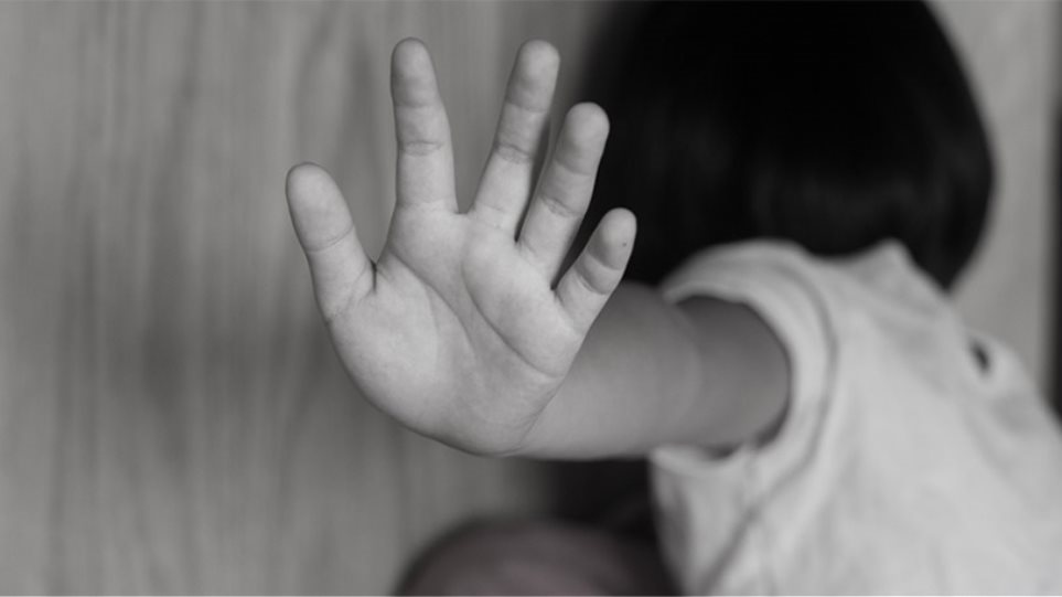 Τι απαντά ο πατέρας που κατηγορείται για ασέλγεια σε βάρος της τρίχρονης κόρης του: «Το παιδί είναι δασκαλεμένο από τη μητέρα του»