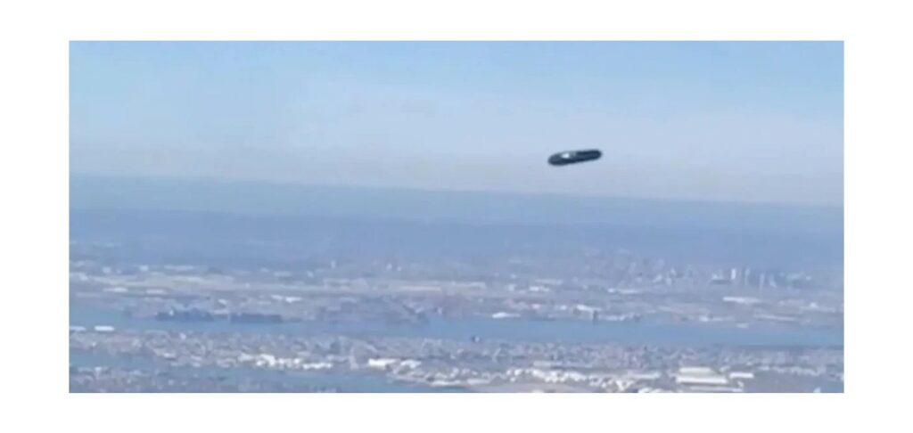 Περίεργο αντικείμενο, που μοιάζει με UFO, καταγράφηκε να πετάει πάνω από την Νέα Υόρκη