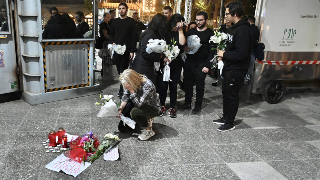 Άγιοι Ανάργυροι: Αστυνομικοί ζήτησαν από τον κόσμο να μην αφήνει λουλούδια έξω από το Α.Τ.
