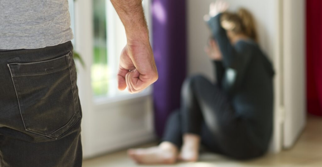 Μεσολόγγι: Τη χτυπούσε από το 2020 και δημοσιοποίησε γυμνές φωτογραφίες της