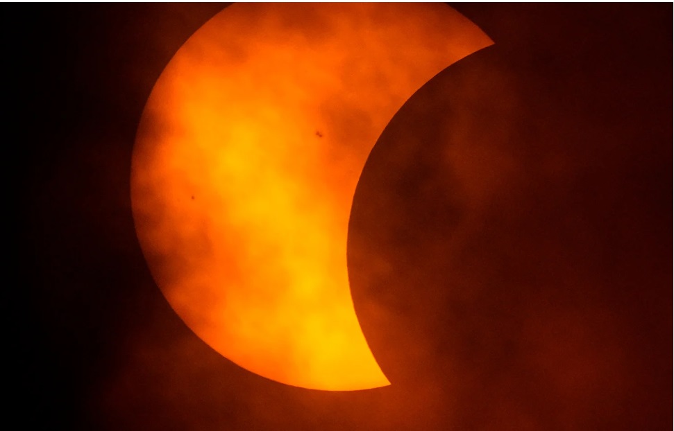 Η ημέρα που απλώθηκε το σκοτάδι – Απόκοσμες εικόνες από την ολική έκλειψη Ηλίου, το εκθαμβωτικό φαινόμενο που έγινε ορατό στη Βόρεια Αμερική