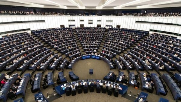Τι ακριβώς κάνει ένας ευρωβουλευτής και πόσα λεφτά παίρνει;