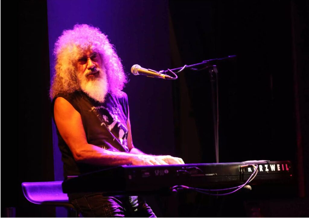 Συνελήφθη ο τραγουδιστής Γιάννης Γιοκαρίνης για ενδοοικογενειακή βία