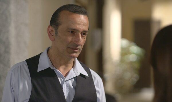 Ηλέκτρα: Ποιος είναι ο άγνωστος άντρας που καταφθάνει στην Αρσινόη;