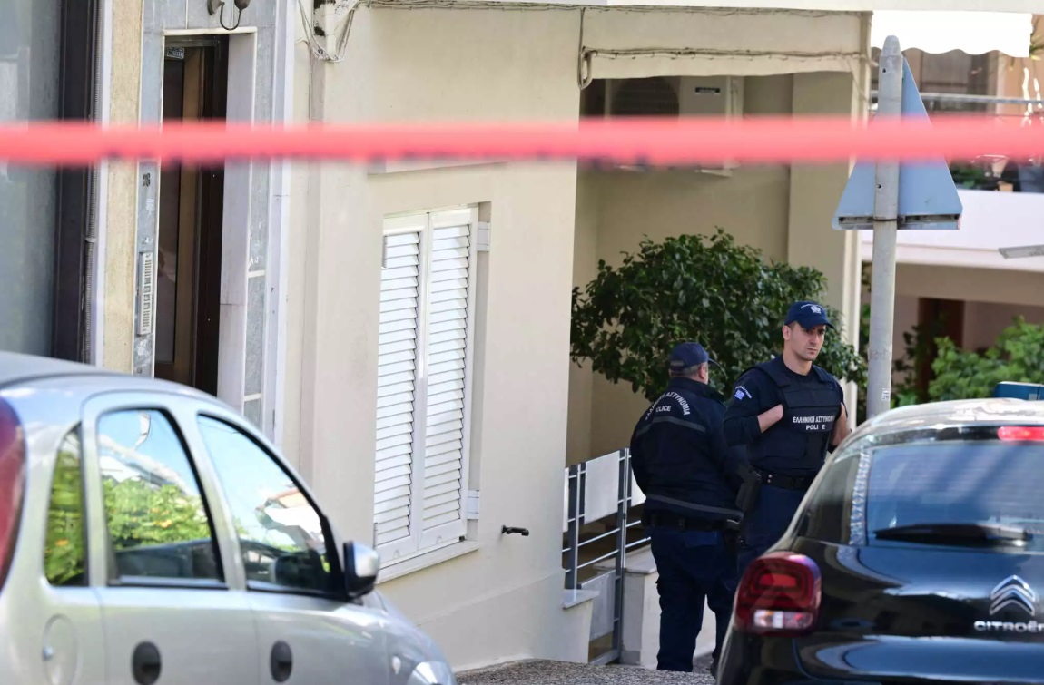 Ηλιούπολη: Ο 36χρονος γιος έκανε χρήση αναβολικών ουσιών – Τα σκισμένα ρούχα και τα αίματα στους τοίχους