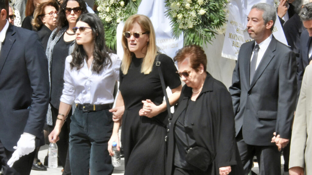 Γιάννης Φέρτης: Συγκίνηση στην κηδεία του – Πλήθος καλλιτεχνών λένε το τελευταίο «αντίο» στον αγαπημένο ηθοποιό- Η συγκινητική αγκαλιά της Μαρίνας Ψάλτη στην Ξένια Καλογεροπούλου