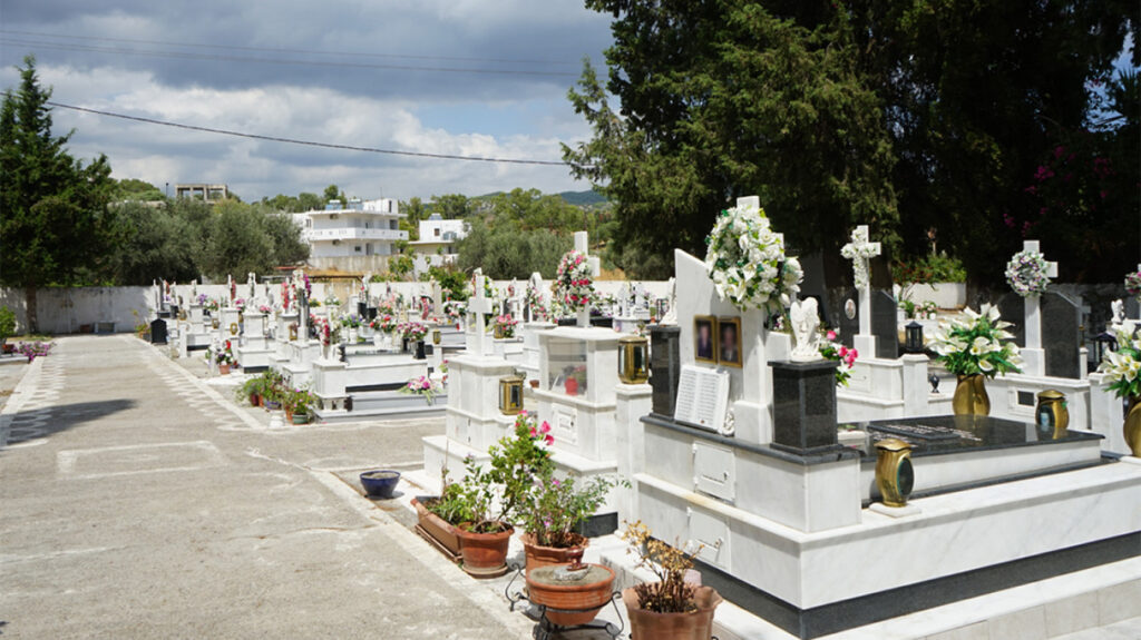 Θεσσαλονίκη: Άγριο οικογενειακό επεισόδιο σε νεκροταφείο – Άρπαξε μαρμάρινο σταυρό και χτύπησε τη νύφη του στο κεφάλι