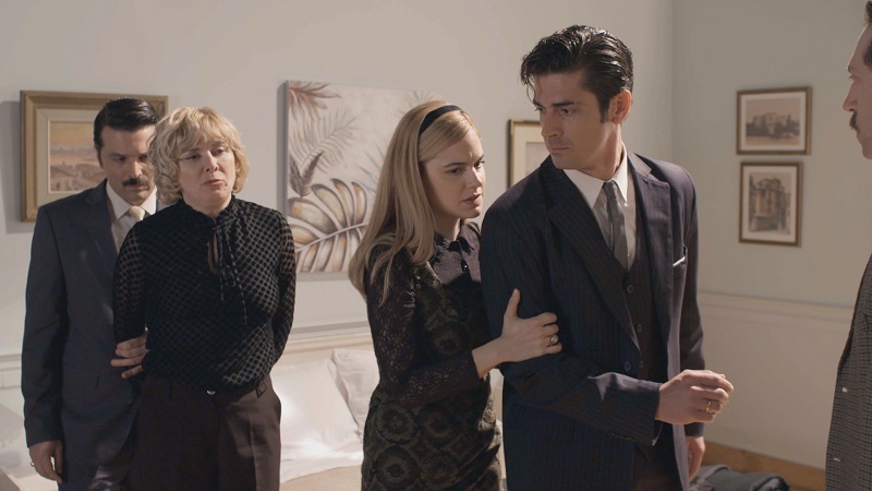 “Ο Παράδεισος των κυριών” -Η Αμαλία, μαζί με τον Σίμο, επισκέπτεται την Βικτώρια στο ξενοδοχείο που κρύβεται και της ζητά να μη φύγει…