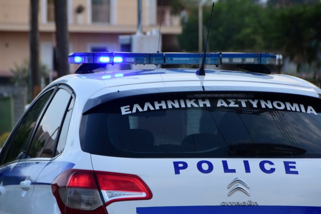 Συναγερμός στον Κορυδαλλό: Άνδρας απειλεί να πέσει στο κενό από πολυκατοικία