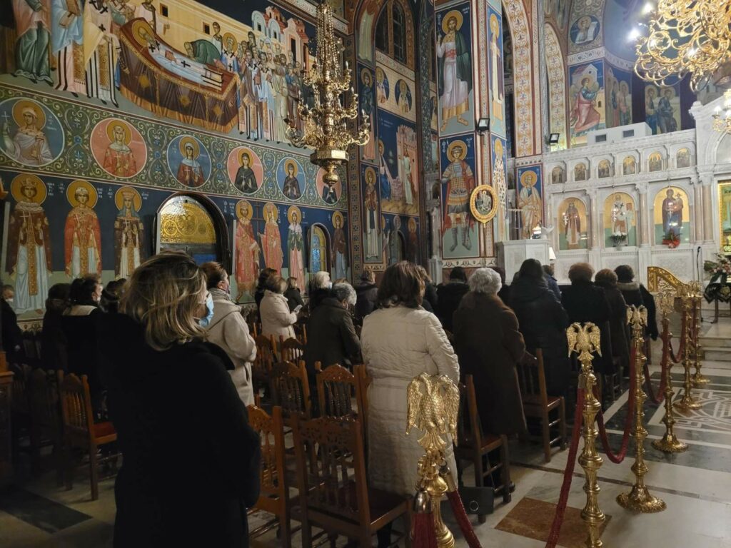 Απίστευτες κομπίνες με ανυποψίαστους πολίτες – Κλέβουν μέχρι και τραπεζικές κάρτες μέσα από εκκλησίες!