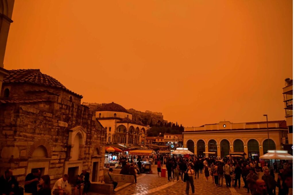 Αφρικανική σκόνη: Σε «πορτοκαλί πολιορκία» η χώρα – Αποπνικτική ατμόσφαιρα, πότε θα καθαρίσει ο ουρανός