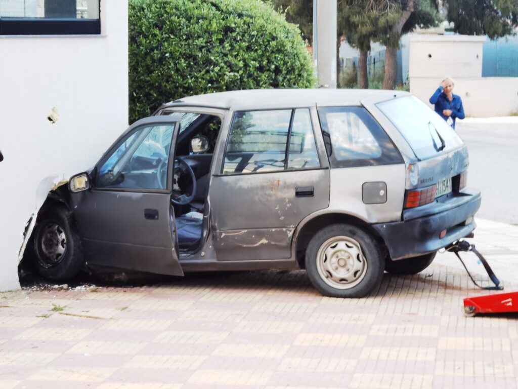 Μενίδι: Σε τοίχο καρφώθηκε το αυτοκίνητο της γυναίκας που ανασύρθηκε χωρίς της αισθήσεις της μετά από τροχαίο