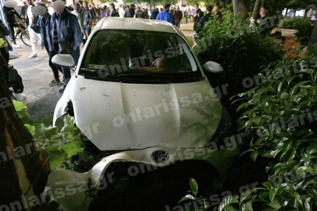 Σοβαρό τροχαίο στην Λάρισα: Αυτοκίνητο «προσγειώθηκε» σε παγκάκι – Τραυματίστηκε άνδρας που καθόταν αμέριμνος- Φωτογραφίες από το σημείο