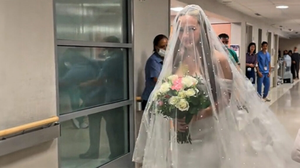 Το video που κάνει τον γύρο του διαδίκτυου και φέρνει δάκρυα στα μάτια: Παντρεύτηκε σε νοσοκομείο στη Νέα Υόρκη για να τη δει ο πατέρας της νύφη πριν πεθάνει