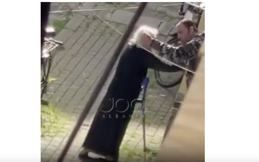 Φρικιαστικό βίντεο: 36χρονος κακοποιεί την ίδια του τη μητέρα- Την τραβάει από τα μαλλιά