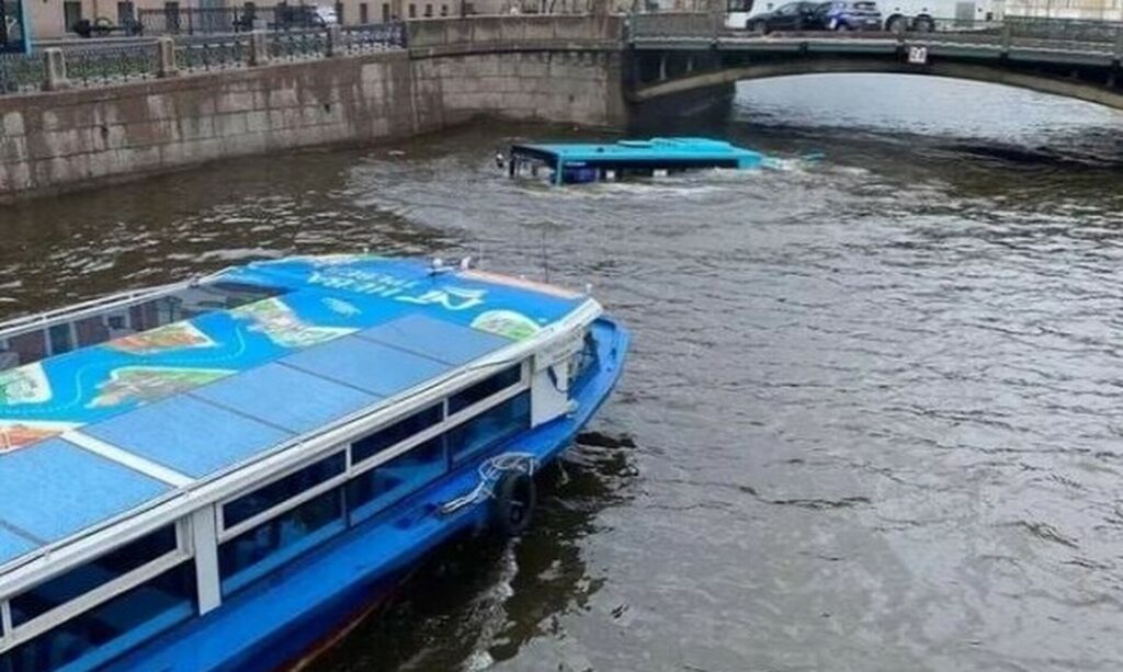 Λεωφορείο γεμάτο επιβάτες έπεσε σε ποτάμι – Σοκαριστικό βίντεο