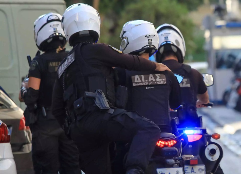 Ίλιον: Με μαφιόζικο τρόπο η αρπαγή των 4 παιδιών από τη μητέρα τους – «Έχω συνεργάτες θα σας πυροβολήσουν»
