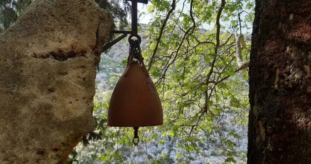 Εκκλησάκι στην Κρήτη έχει καμπάνα μία… βόμβα του Β΄ Παγκοσμίου Πολέμου