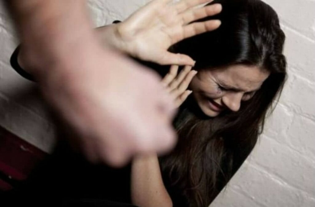 Νίκαια: Χειροπέδες σε επιχειρηματία για ενδοοικογενειακή βία – Χτύπησε την γυναίκα του και προσπάθησε να την ρίξει από τις σκάλες