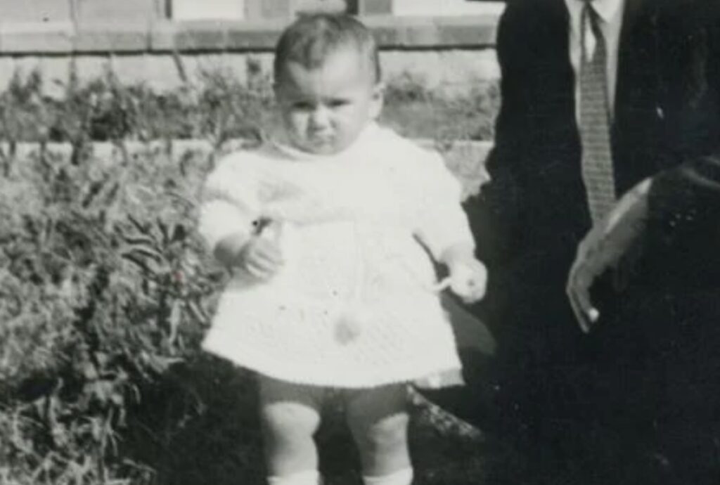 Αναγνωρίζετε το μωράκι της φωτογραφίας; – Είναι γνωστή Ελληνίδα ηθοποιός που μεσουρανούσε την δεκαετία του ’80