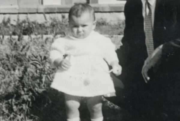 Αναγνωρίζετε το μωράκι της φωτογραφίας; – Είναι γνωστή Ελληνίδα ηθοποιός που μεσουρανούσε την δεκαετία του ’80