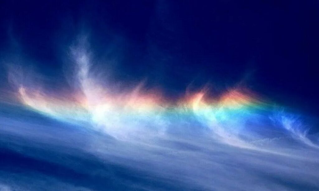 Τι είναι το Fire Rainbow – Ο Θοδωρής Κολύδας εξηγεί το σπάνιο φαινόμενο που εμφανίστηκε στον ουρανό