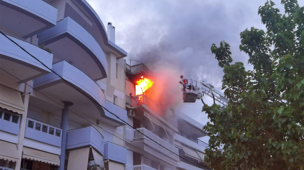 Τραγωδία σε διαμέρισμα στην Αγία Παρασκευή – Γυναίκα βρέθηκε απανθρακωμένη έπειτα από πυρκαγιά