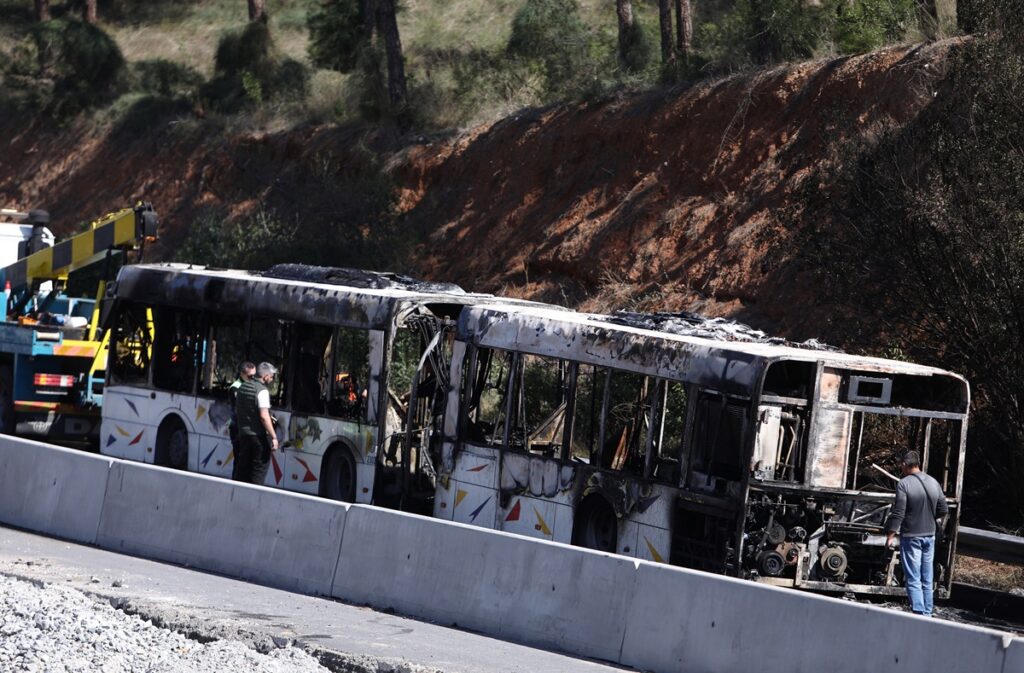 Θεσσαλονίκη: Κάηκε ολοσχερώς το λεωφορείο του ΟΑΣΘ στον Περιφερειακό – Δείτε φωτογραφίες και βίντεο