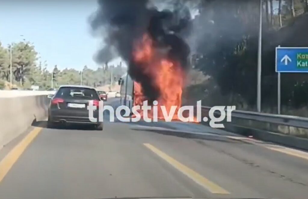 Θεσσαλονίκη: Στις φλόγες λεωφορείο του ΟΑΣΘ στον Περιφερειακό- Βίντεο