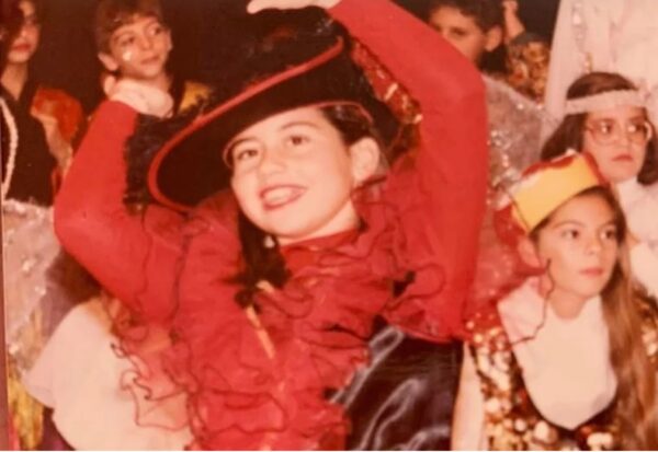 Το κοριτσάκι της φωτογραφίας είχε πρωταγωνιστήσει στην σειρά «Εθνική Ελλάδος» – Μπορείτε να την αναγνωρίσετε;