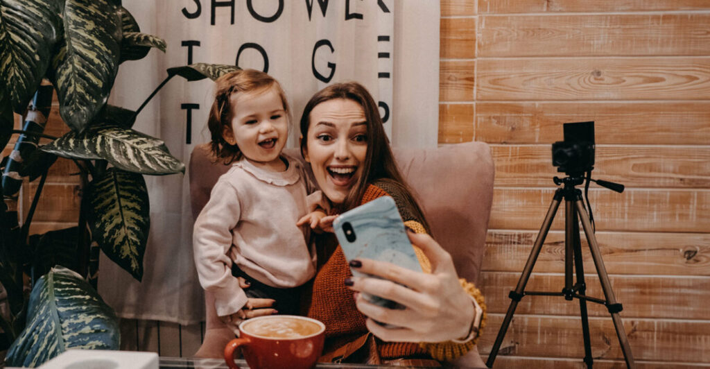 Sharenting: Γιατί θα πρέπει να το σκεφτείτε καλά πριν δημοσιεύσετε φωτογραφίες του παιδιού σας στο διαδίκτυο