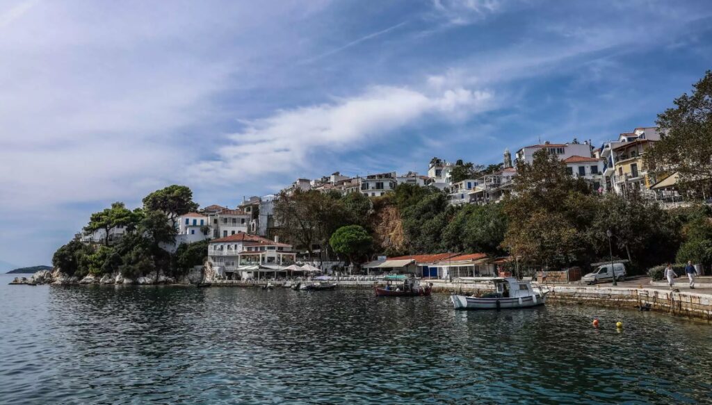 Ζήλια και ξύλο στη Σκιάθο για τα μάτια 25χρονης: 45χρονος φώναξε σε 29χρονο «έρχεται η ώρα σου»