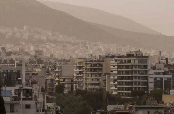 ΕΟΔΥ: Μέτρα προστασίας από την αφρικανική σκόνη – Ποιες ομάδες πληθυσμού κινδυνεύουν περισσότερο