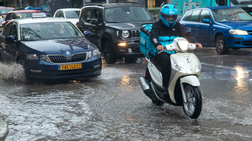 Σφοδρή καταιγίδα και χαλαζόπτωση στη Θεσσαλονίκη: Πλημμύρισαν δρόμοι και μαγαζιά